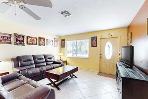 TV, offices - Snowbird & dog-friendly home with patio, grill, bikes (Venice)