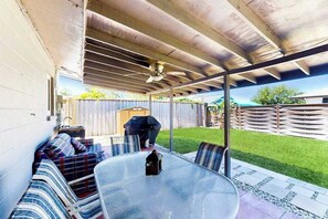 Outdoor dining - Snowbird & dog-friendly home with patio, grill, bikes (Venice)