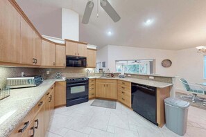 Fridge, microwave, oven, stovetop - Spacious coastal getaway steps to the beach with bikes and high-speed internet (Englewood)