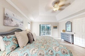 3 bedrooms, iron/ironing board, WiFi, bed sheets - Spacious coastal getaway steps to the beach with bikes and high-speed internet (Englewood)