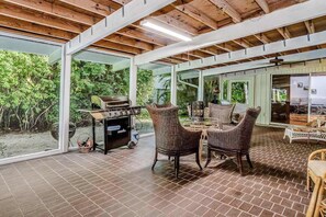 Outdoor dining - Chic Home With Private Pool, Hot Tub & Covered Lanai - Snowbirds Welcome (Sanibel)