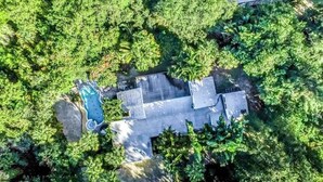 An aerial view of a house surrounded by dense greenery. - Chic Home With Private Pool, Hot Tub & Covered Lanai - Snowbirds Welcome (Sanibel)