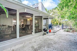 Outdoor dining - Chic Home With Private Pool, Hot Tub & Covered Lanai - Snowbirds Welcome (Sanibel)