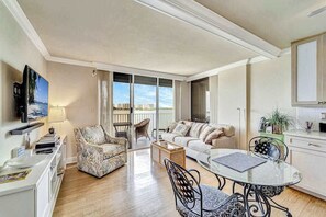 TV, offices - Waterfront condo with private beach area, pool, hot tub, grills, & balcony (Fort Myers)