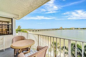 Property grounds - Waterfront condo with private beach area, pool, hot tub, grills, & balcony (Fort Myers)