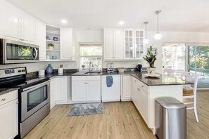Fridge, microwave, oven, stovetop - Spacious & beautiful home with fast WiFi, central AC, patio, and W/D (Naples)