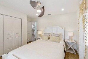 Desk, iron/ironing board, travel cot, WiFi - Spacious & beautiful home with fast WiFi, central AC, patio, and W/D (Naples)