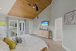 Desk, iron/ironing board, WiFi, bed sheets - Stunning waterfront home, contemporary, family friendly, close to Gulf with pool (Marco Island)