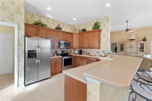 Fridge, microwave, oven, stovetop - Lakeside paradise with private pool, tennis courts, and more (Naples)