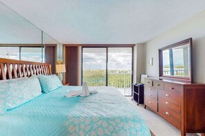 2 bedrooms, iron/ironing board, travel cot, WiFi - Waterfront, gulf view condo by beach with pool, dock & balcony (Marco Island)
