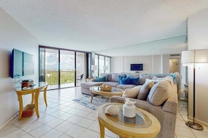 Ein modernes Wohnzimmer mit Sofa, Couchtisch und Fernseher.