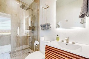 Een douche, een haardroger, handdoeken