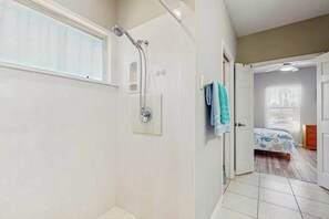 Douche, sèche-cheveux, serviettes fournies