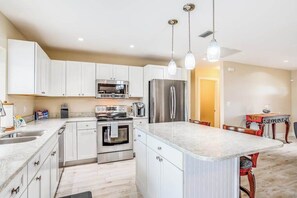 Fridge, microwave, oven, stovetop - Dog-friendly home with pool, washer/dryer, central AC, dock - snowbird-friendly (Marco Island)