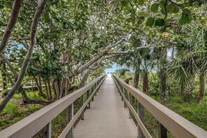 Property grounds - Renovated Gulf-front condo with a pool, a hot tub, & central AC (Marco Island)