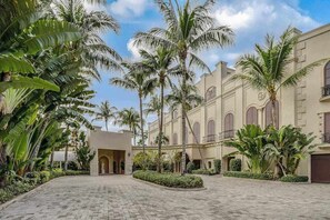 Exterior - Renovated Gulf-front condo with a pool, a hot tub, & central AC (Marco Island)