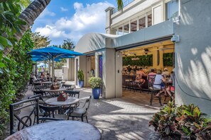 Outdoor dining - Renovated Gulf-front condo with a pool, a hot tub, & central AC (Marco Island)