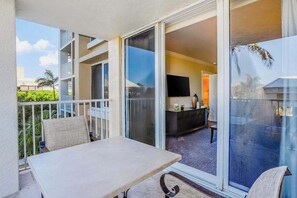 Outdoor dining - Beachfront condo with a pool, a hot tub, central AC, & on-site restaurants (Marco Island)