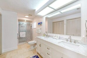 Shower, hair dryer, towels - Waterfront Home with Private Dock & Enclosed Lanai - Near Residence Beach (Marco Island)