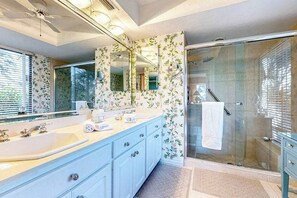 Shower, hair dryer, towels, shampoo - Waterfront home with WiFi & private pool - free kayak & bikes (Marco Island)