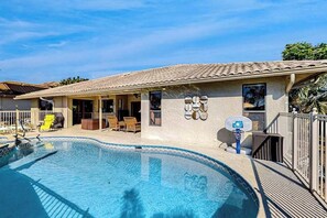 Pool - Waterfront home with WiFi & private pool - free kayak & bikes (Marco Island)