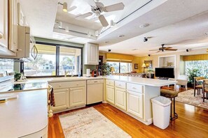 Fridge, microwave, oven, stovetop - Waterfront home with WiFi & private pool - free kayak & bikes (Marco Island)