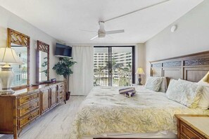 2 bedrooms, iron/ironing board, WiFi, bed sheets - Elegant Waterfront Condo with WiFi, Pool & Tennis - Walk to Beach (Marco Island)