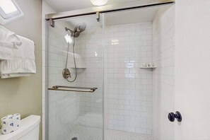 Shower, hair dryer, towels, shampoo - Elegant Waterfront Condo with WiFi, Pool & Tennis - Walk to Beach (Marco Island)