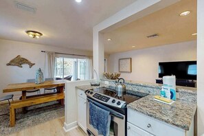 Fridge, microwave, oven, stovetop - Cozy cottage with WiFi, gas grill, and is close to beaches, stores and more (Naples)