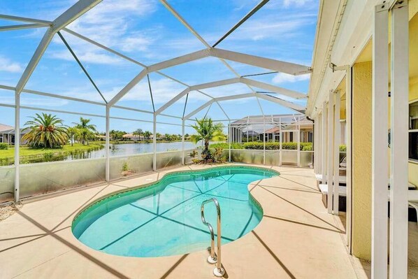 Pool - Country club retreat with private pool, water views, on-site golf, & gym (North Fort Myers)