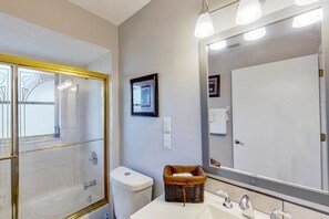 Shower, hair dryer, towels - Dog-Friendly, Snowbird-Ready Florida Escape – Near Beaches & Golf (Port Charlotte)