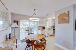 Dining - Dog-Friendly, Snowbird-Ready Florida Escape – Near Beaches & Golf (Port Charlotte)