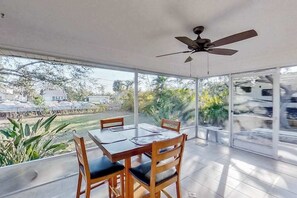 Outdoor dining - Dog-Friendly, Snowbird-Ready Florida Escape – Near Beaches & Golf (Port Charlotte)