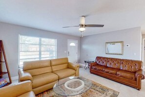 TV, offices - Dog-Friendly, Snowbird-Ready Florida Escape – Near Beaches & Golf (Port Charlotte)