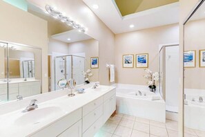 Shower, hair dryer, towels - 2nd-floor lakefront condo with heated pool, lake view, balcony, bikes, fast WiFi (Naples)