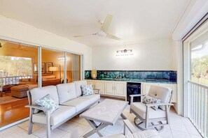 TV, offices - 2nd-floor lakefront condo with heated pool, lake view, balcony, bikes, fast WiFi (Naples)