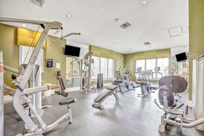 Fitness facility - Newly Remodeled Chic Condo on the GreenLinks golf course with lanai, pool. (Naples)