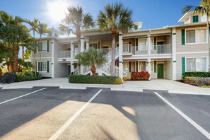 Exterior - Newly Remodeled Chic Condo on the GreenLinks golf course with lanai, pool. (Naples)