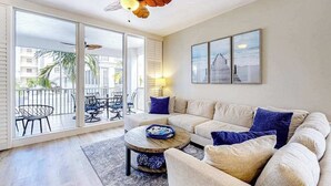 Ein Wohnzimmer mit Sofa, Couchtisch und Deckenventilator.
