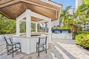 Terrace/patio - Beautiful, luxury condo in Regatta at Vanderbilt Beach with hot tub, gym & lanai (Naples)