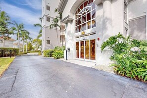 Exterior - Beautiful, luxury condo in Regatta at Vanderbilt Beach with hot tub, gym & lanai (Naples)