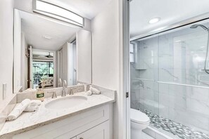 Shower, towels - Your Serene Escape Awaits Discover Paradise in Naples at Park- near beach & golf (Naples)