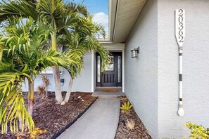 Exterior detail - Waterfront Paradise: Heated Saltwater Pool, Private Dock, Snowbird-Friendly (Port Charlotte)