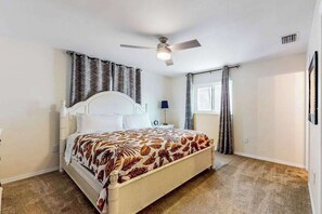 3 bedrooms, iron/ironing board, WiFi, bed sheets - Waterfront Paradise: Heated Saltwater Pool, Private Dock, Snowbird-Friendly (Port Charlotte)