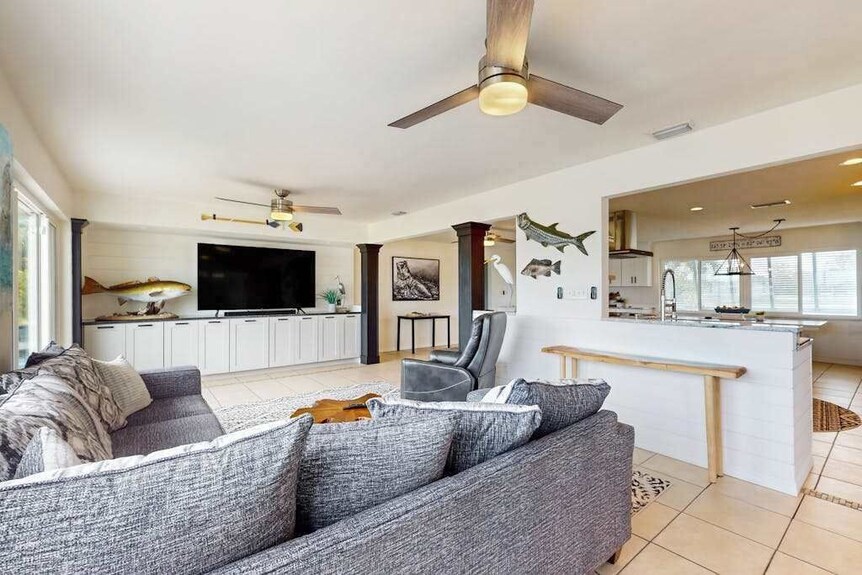 Waterfront Paradise: Heated Saltwater Pool, Private Dock, Snowbird-friendly - Port Charlotte