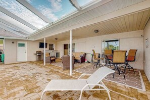 Outdoor dining - Waterfront home with an enclosed pool, outdoor kitchen, and grill - dog-friendly (Port Charlotte)