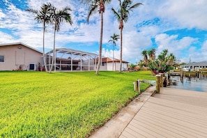 Terrace/patio - Waterfront home with an enclosed pool, outdoor kitchen, and grill - dog-friendly (Port Charlotte)