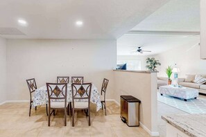 Dining - Waterfront home with an enclosed pool, outdoor kitchen, and grill - dog-friendly (Port Charlotte)