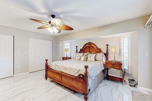 3 bedrooms, desk, iron/ironing board, WiFi - Waterfront Bliss with Private Pool & Gulf Access (Punta Gorda)