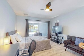 4 bedrooms, iron/ironing board, WiFi, bed sheets - Stylish Waterfront Escape | Sunroom Views, Full Renovation, A/C & Prime Location (Port Charlotte)